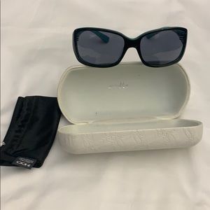 Discreet turquoise sunglasses
